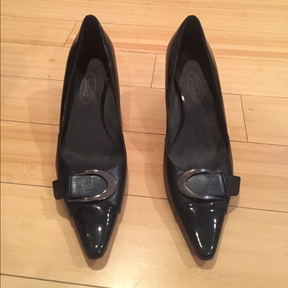 Joan & David Black and Navy Blue Pointy Heels - Picture 2 of 4